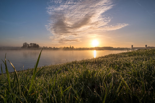 Zonsopkomst dorp Rijswijk met sluizen
