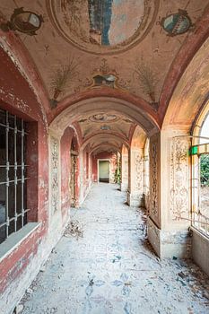 Een Fraaie gang met schilderkunst en lichtinval