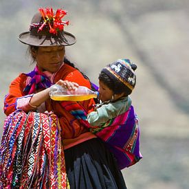 Moeder met kind in Pisac, Peru van Henk Meijer Photography