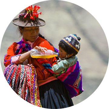 Moeder met kind in Pisac, Peru