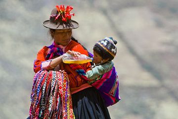 Mutter mit Kind in Pisac, Peru