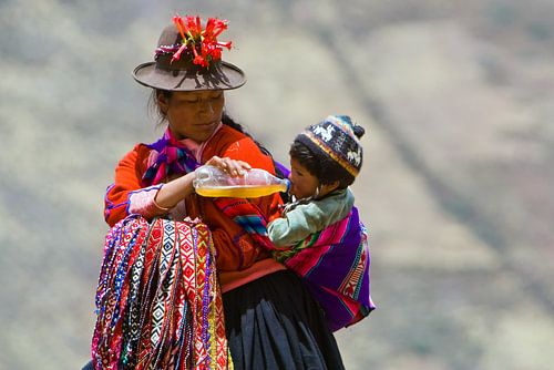 Moeder met kind in Pisac, Peru van Henk Meijer Fotografie