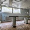 Leichentisch in einem verlassenen Krankenhaus von Gentleman of Decay