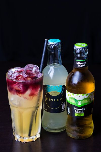 Mit Passoa hergestellter Cocktail vor schwarzem Hintergrund von Stefan van der Wijst