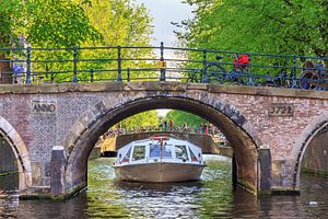 Rondvaart onder de brug in Amsterdam von Dennis van de Water