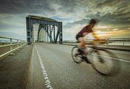 Wielrenner over de Ijsselbrug van Jan Willem Oldenbeuving thumbnail