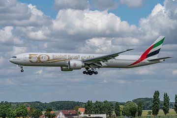 Emirates Boeing 777-300 met special livery.