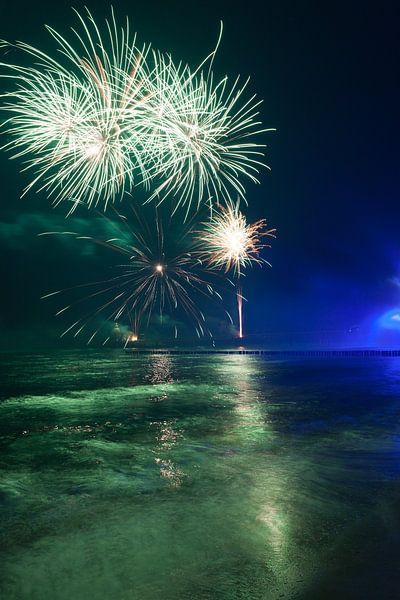 Feuerwerk am Strand von Zingst von Christian Müringer
