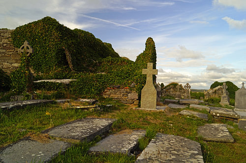 Ruïnes van de middeleeuwse kerk van Kilmacreehy met kerkhof