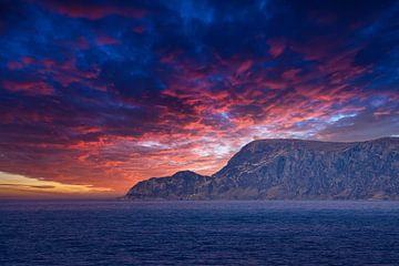 Westkap in Norwegen. Fjord und Meer mit Sonnenuntergang und Bergen an der Küste von Martin Köbsch