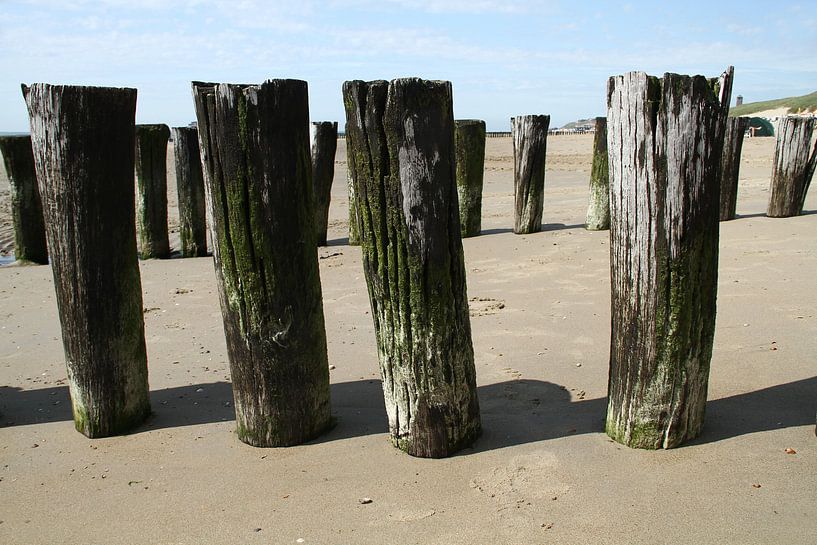 Golfbrekende palen op het strand van Domburg par Abra van Vossen