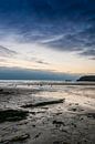 Zonsondergang over drooggevallen strand van Richard Janssen thumbnail