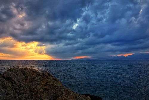 Lever de soleil nuageux en Crète
