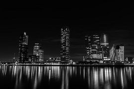 Kop van Zuid bij nacht panorama zwart wit von ABPhotography