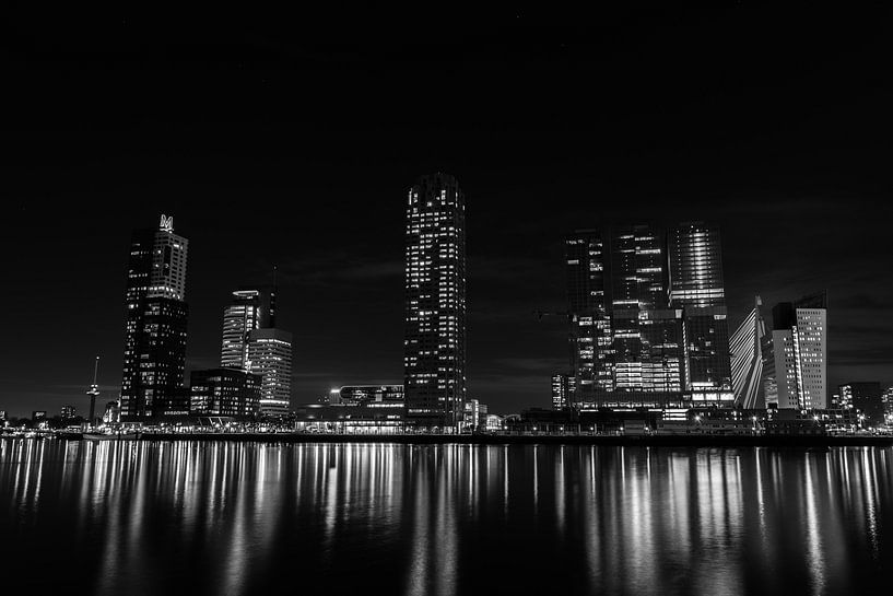 Kop van Zuid bij nacht panorama zwart wit van ABPhotography