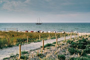 Strand von Boltenhagen: Das Segelschiff! von Momentaufnahme | Marius Ahlers