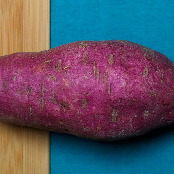 Zoete aardappel op hout en turquoise van ellenklikt