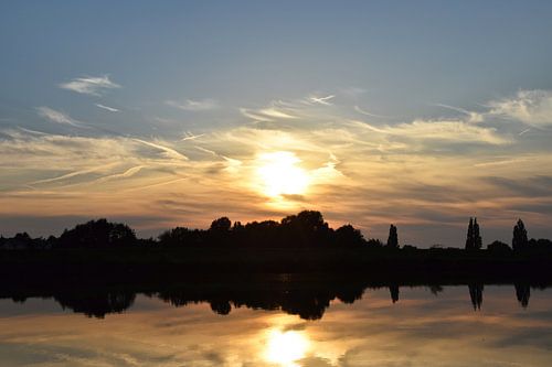Zonsondergang op de rivier