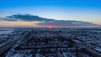 Beau soleil rouge au lever du soleil
