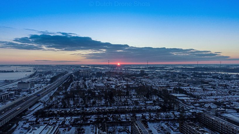 Schöne rote Sonne bei Sonnenaufgang von Dutch Drone Shots