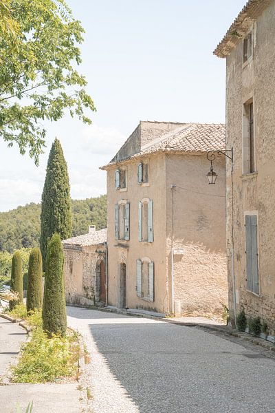 Vieille rue à Oppéde - Photographie de voyage dans le sud de la France par Henrike Schenk