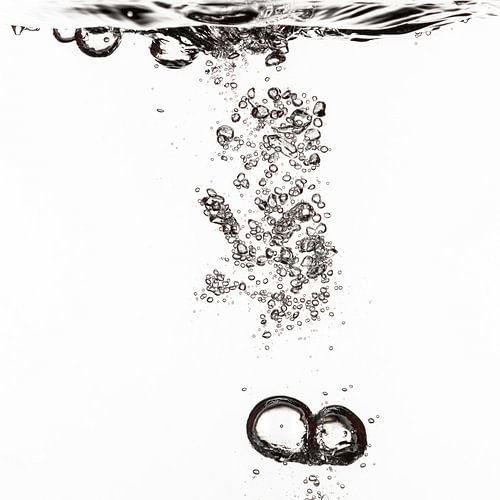 Luft fliegt in Wasser