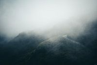 Autoweg in de wolken op het eiland Madeira