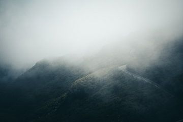 Autoweg in de wolken op het eiland Madeira van Sven van Rooijen