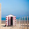 Gestreept strandhuisje aan de Belgische kust van Evelien Oerlemans