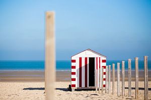 Gestreiftes Strandhaus an der belgischen Küste von Evelien Oerlemans