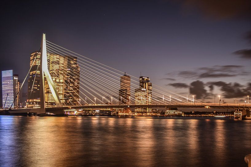 Prachtig licht bij de Erasmusbrug in Rotterdam van Michelle van den Boom