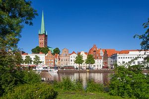 Maisons avec l'église St. Peter sur l'Obertrave, Lübeck