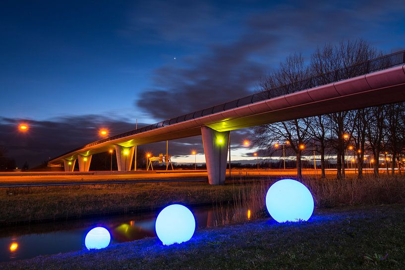 Brug in de nacht by Marco Bakker