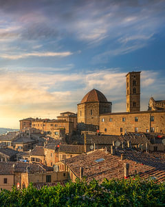 Die Skyline der mittelalterlichen Stadt Volterra zur goldenen Stunde