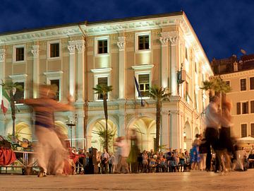 Dansen in avondlicht op plein aan gardameer