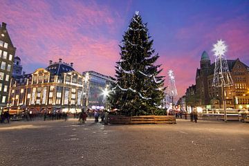 De Dam met kerstmis in Amsterdam Nederland bij zonsondergang van Eye on You
