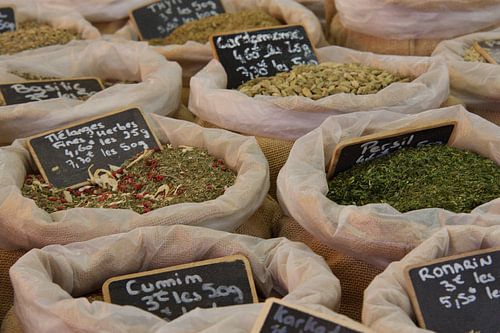 Kräuter auf einem französischen Markt in Apt, Provence