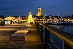 Die Skyline von Deventer am Fluss IJssel an einem kalten Winterabend