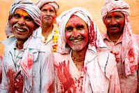 Lächelnde Männer während Holi in Indien.