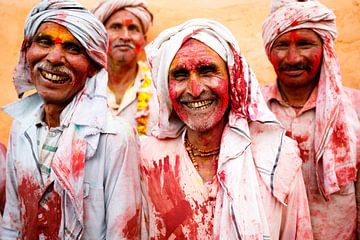 Lachende mannen tijdens Holi in India.