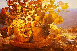 Blumen auf seinem/ihrem Schneckenhaus und ein kleiner Vogel von Helga Blanke