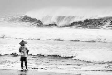 Pêcheur dans le surf, Bali, Indonésie sur Suzanne Spijkers