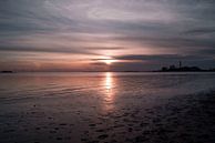 Prachtige zonsondergang met weerspiegeling op het zand van Jolien Kramer thumbnail