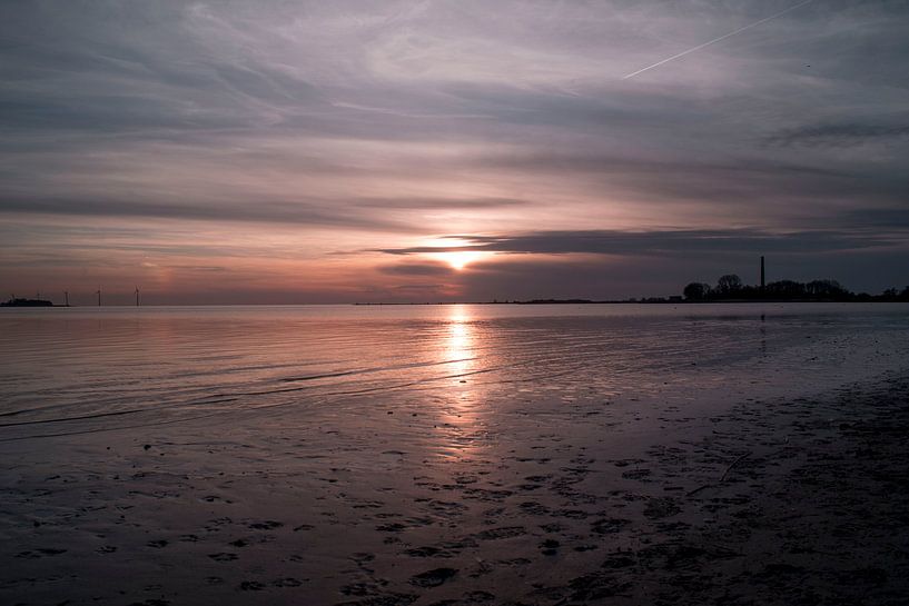 Prachtige zonsondergang met weerspiegeling op het zand van Jolien Kramer