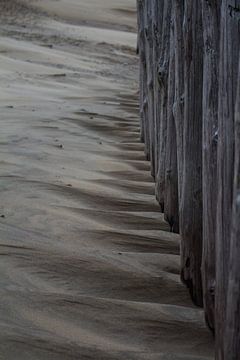 Strandpalen in Zeeland van Joyce Schouten