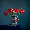 Nature morte aux coquelicots dans un vase vintage sur Mariska Vereijken