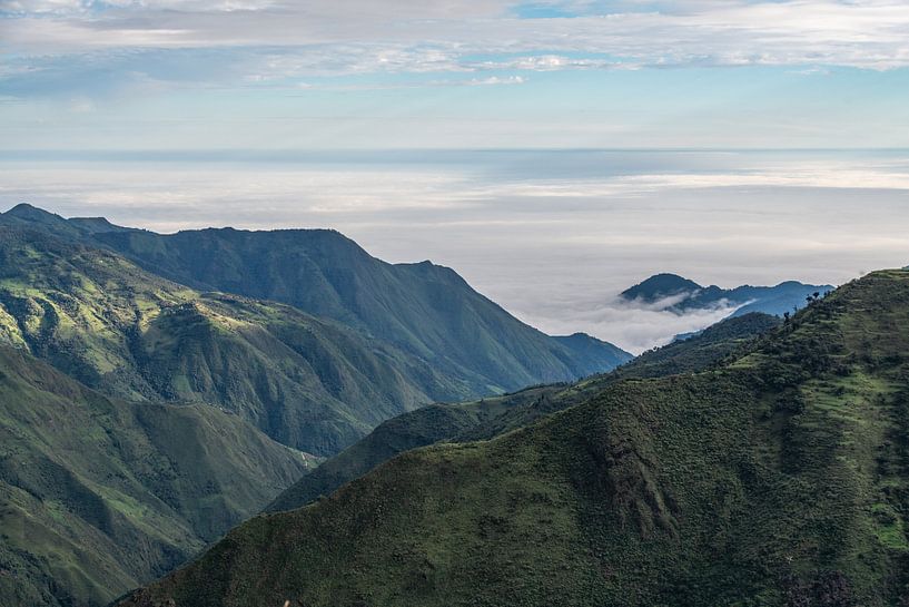 Wolkenvelden vanaf de Stille Oceaan in de Andes uitlopers van Ecuador von Lex van Doorn