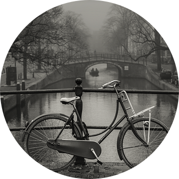 Fiets op een brug in Amsterdam van Nico Geerlings