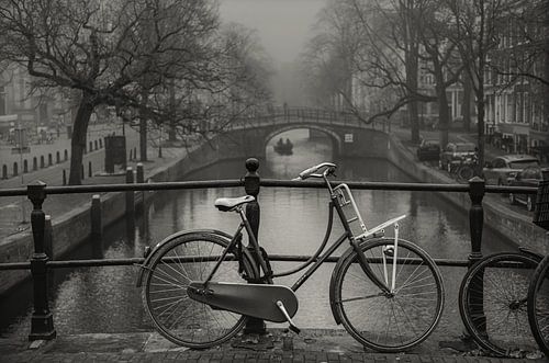 Fahrrad auf einer Brücke in Amsterdam von Nico Geerlings