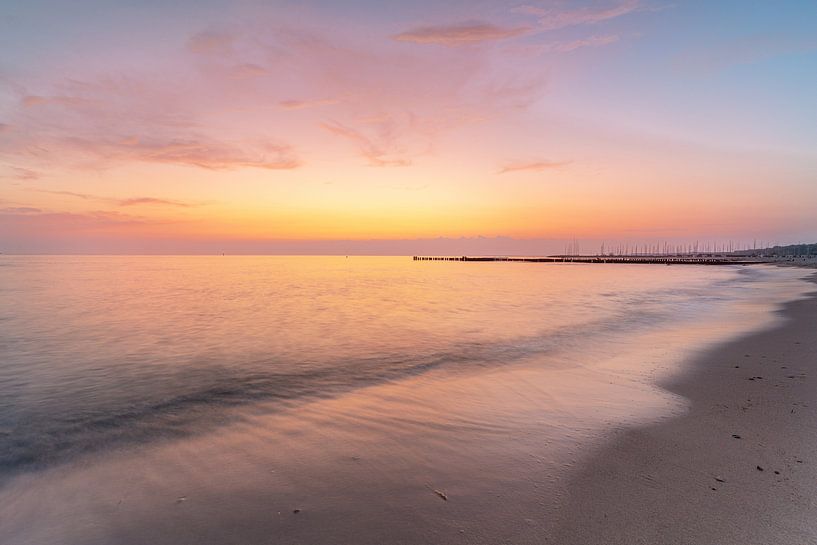 Sonnenaufgang am Strand von Kühlungsborn von Marc-Sven Kirsch